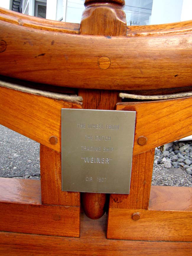 A fine and large 19th century teak wood ship's wheel from the Dutch ship 'Weiner' — image 3